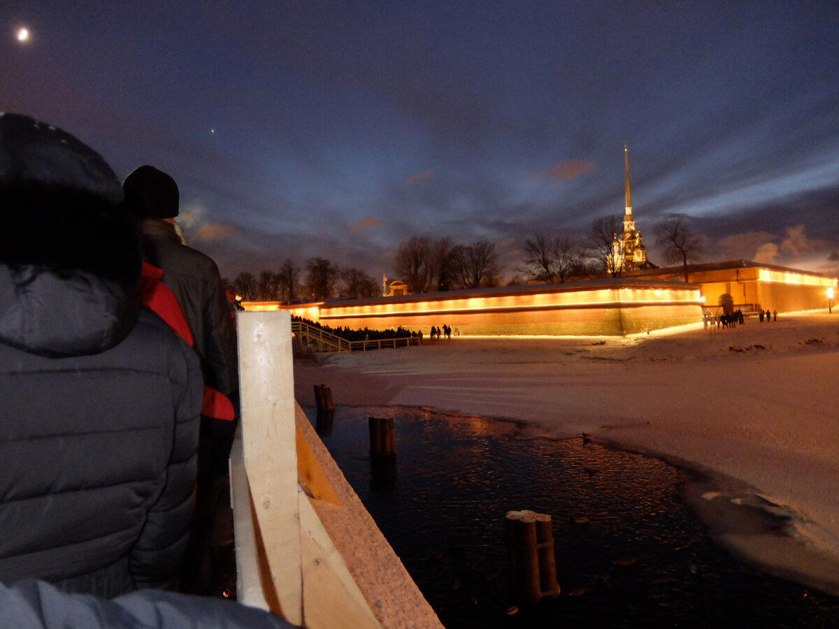 Тихонечко идём в очереди в Петропавловку на ледяные скульптуры смотреть. Мост тогда чинили и он был в стропилах. Мороз - пипец, и ледяные скульптуры не греют, хоть и красивое показывают. :) 2017 год.