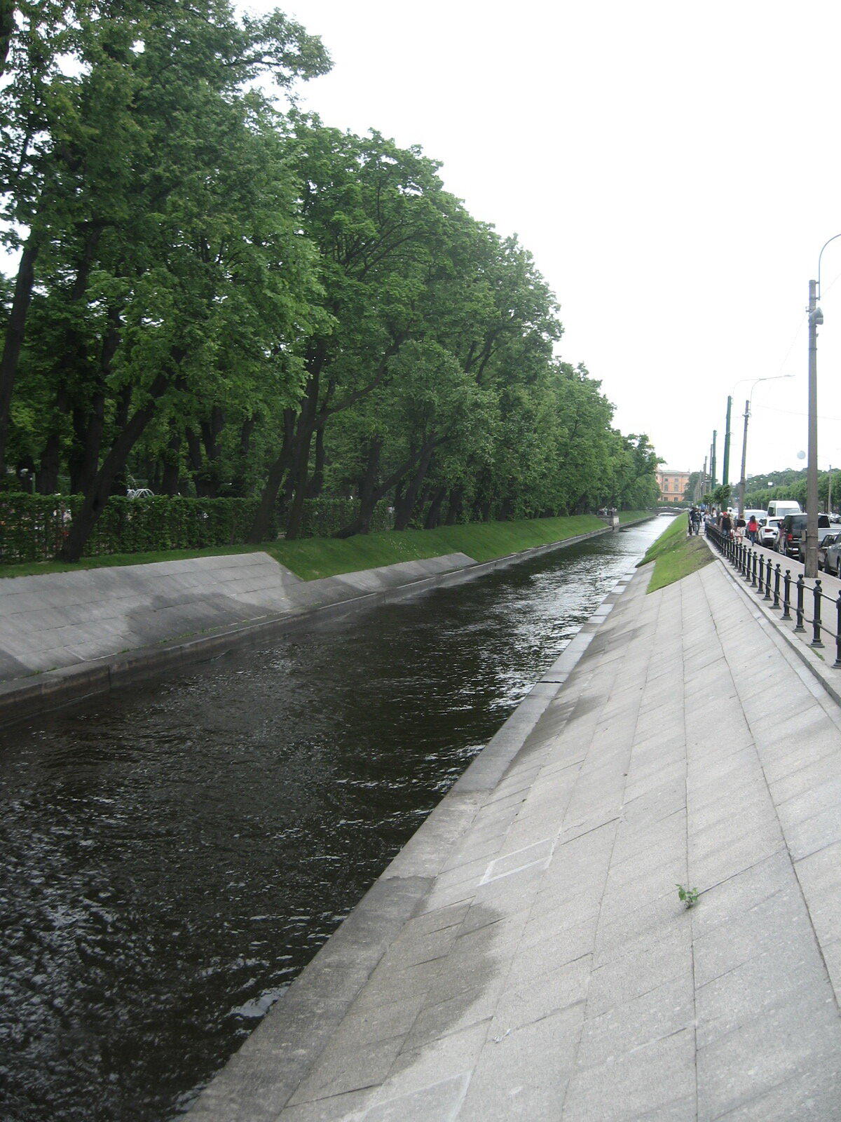 Лебяжья канавка. Впереди всё тот же Михайловский замок. Июнь 2012.