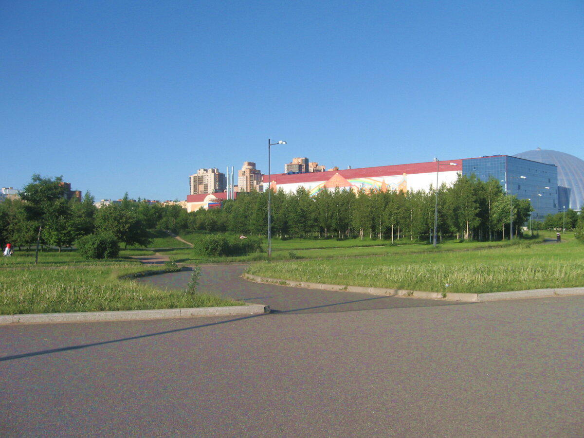 Парк 300-летия Санкт-Петербурга. Вид на Питерлэнд. Июнь 2012.
