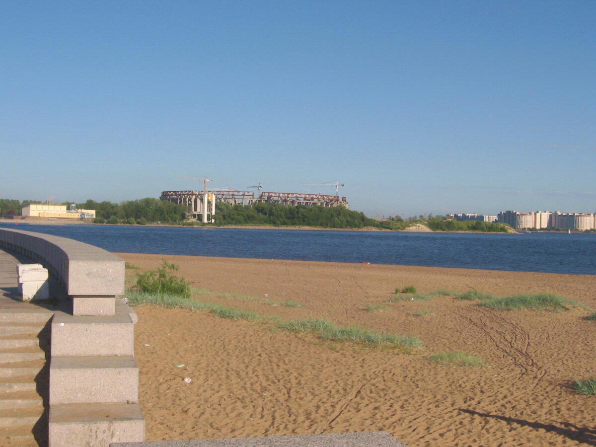 Парк 300-летия Санкт-Петербурга. Финский залив. Вид на строящуюся Газпром Арену.  Июнь 2012. Надо будет как-нибудь попытаться найти точку съёмки и сфотографировать ещё разик "было-стало". :)