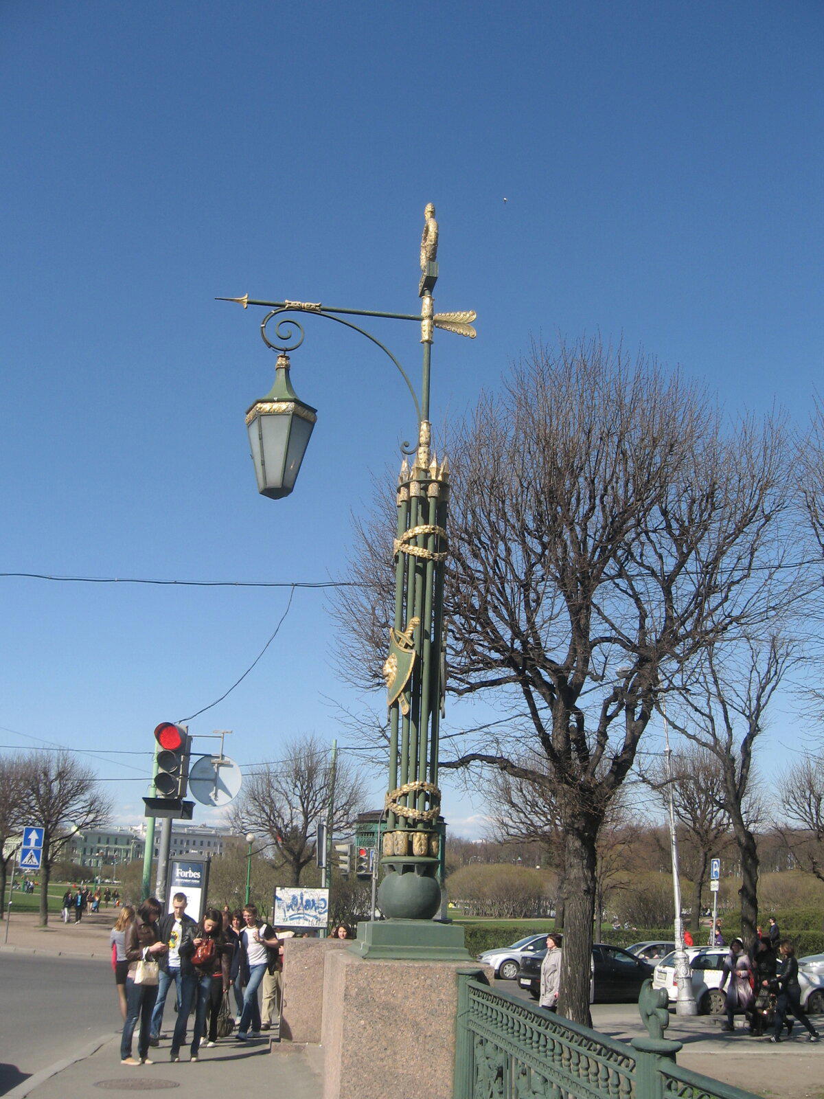 Впереди Марсово поле.
