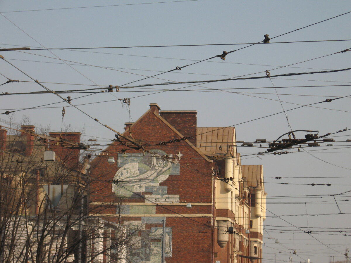 Дом у второго выход метро "Площадь Ленина". Мозаика. Апрель 2010.