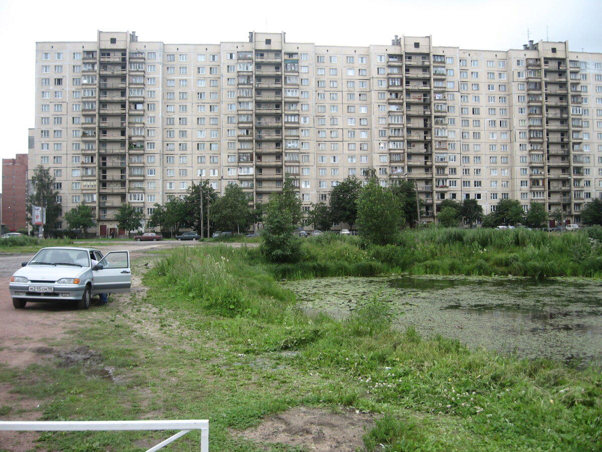 В этом доме я жила с первого по восьмой классы. Улица Коммуны, 40. В первый класс я пошла в 1984 году. Июль 2007.