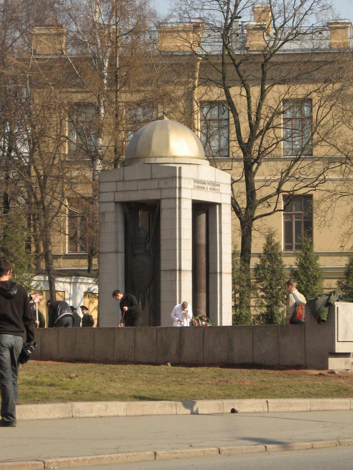 На пересечении Б. Сампсониевского проспекта и Боткинской улицы находится небольшая площадь Военных медиков, на которой расположен памятник военным медикам.
