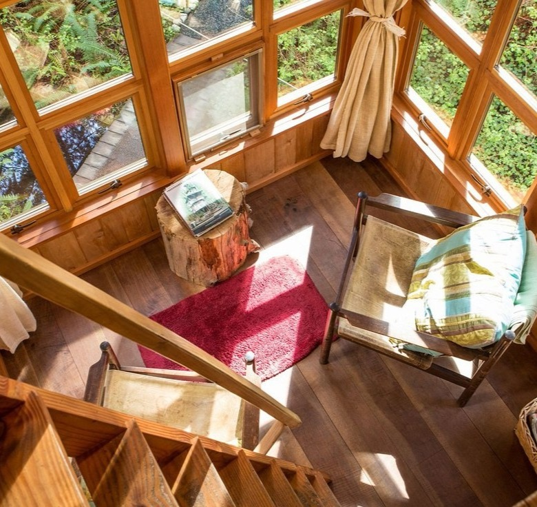 Trillium Treehouse - двухэтажная хижина на дереве, построенная Питом Нельсоном (он еще вел передачу по ТВ про дома на деревьях)