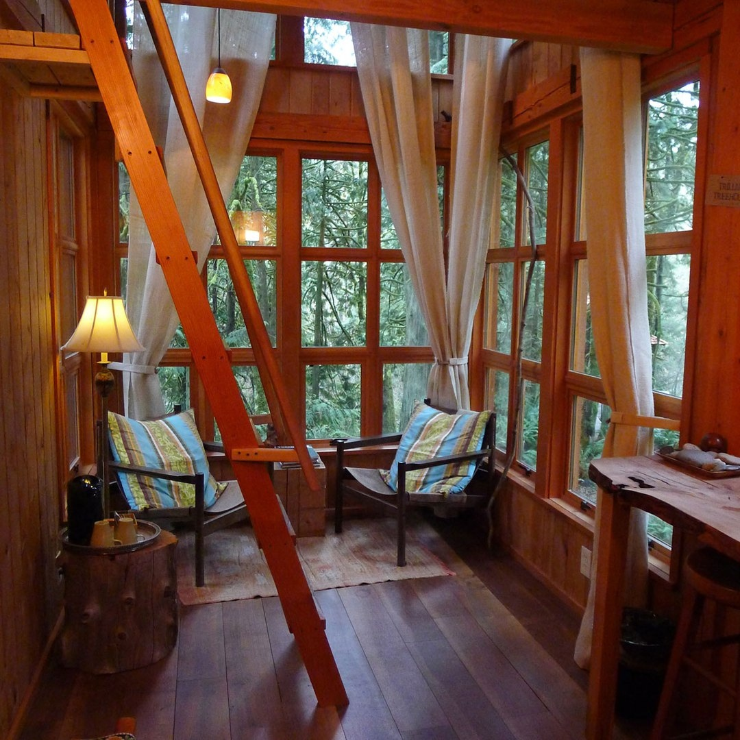 Trillium Treehouse - двухэтажная хижина на дереве, построенная Питом Нельсоном (он еще вел передачу по ТВ про дома на деревьях)