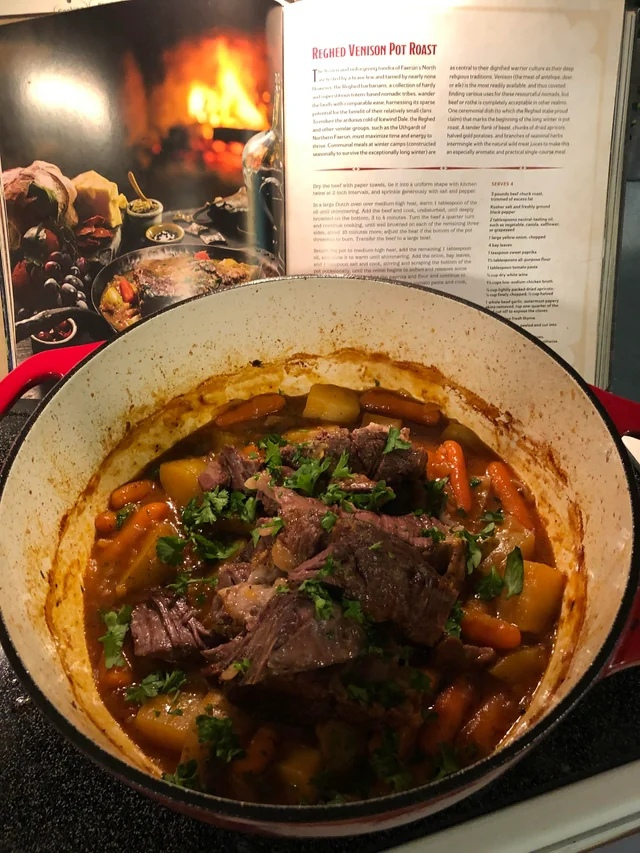 Разная вкусная и аппетитная еда "Пира Героев" вместе для всех любителей ДнД и настолок