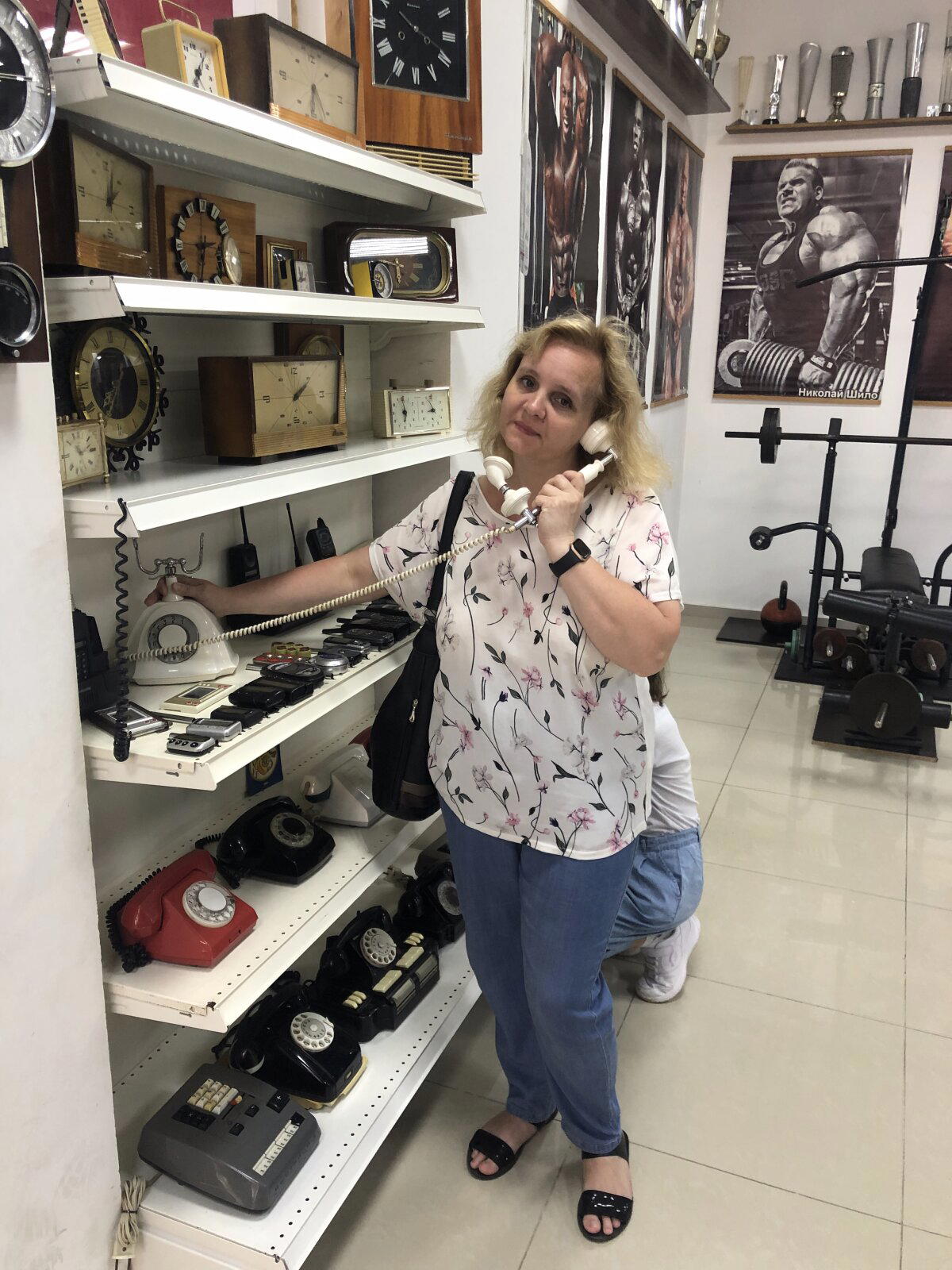 — Алло-алло, Джиент, какие вести? Давно я дома не была — Пятнадцать дней, как я в отъезде, Ну, как идут у нас дела?