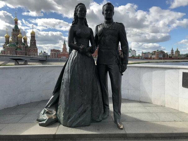 Кстати, в 2012 году им открыли памятник в центре Йошкар-Олы, рядом с местным ЗАГСом