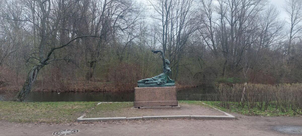 Питер настолько суров, что у него фонтаны работают в -2. Фото.