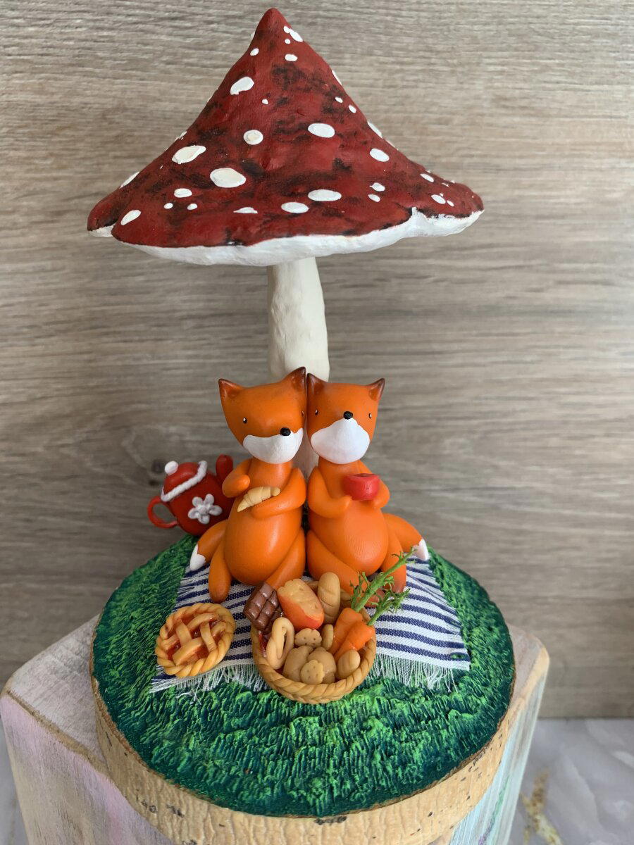 Светильник с парочкой лис