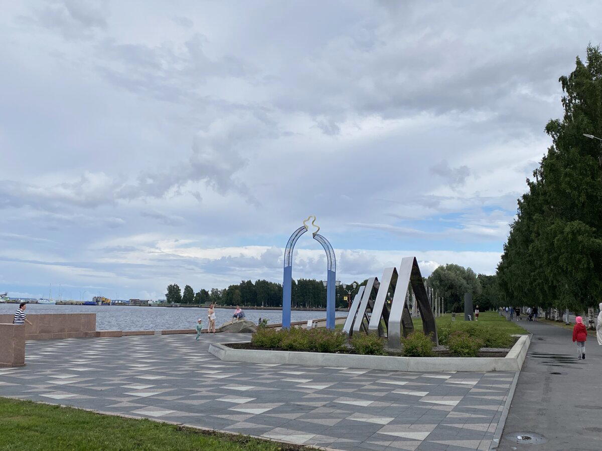 На набережной немного странных скульптур от городов-побратимов. Голубая разорванная арка и треугольники это единство и волна дружбы....