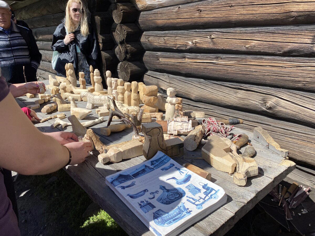 Старинные игрушки для детей из дерева. Сначала пилой отпиливали лишнее, потом обтёсывали топором. До гладкости доводили стёклышком или ножом специальным. Изначально игрушки были оберегами для защиты детей.