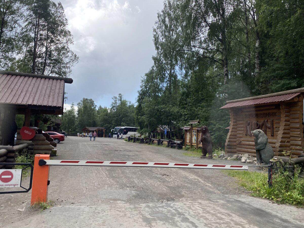Внутрь могут заехать только экскурсионные автобусы.