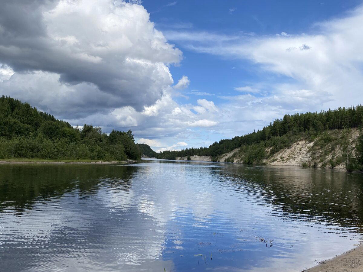 На песчаной косе красивый вид.