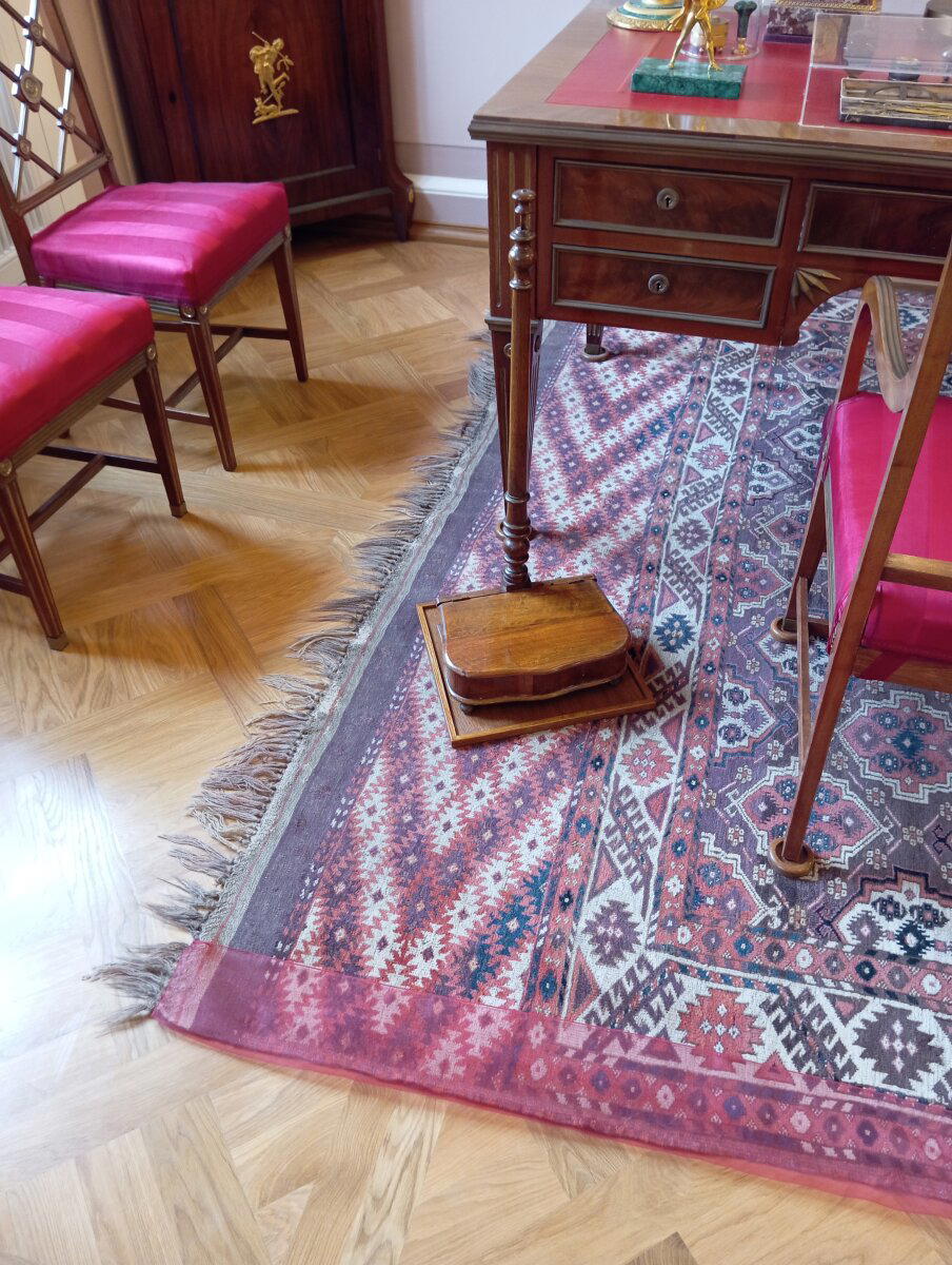 плевательница в Екатерининском корпусе Петергофа принадлежавшая Александру I<br>