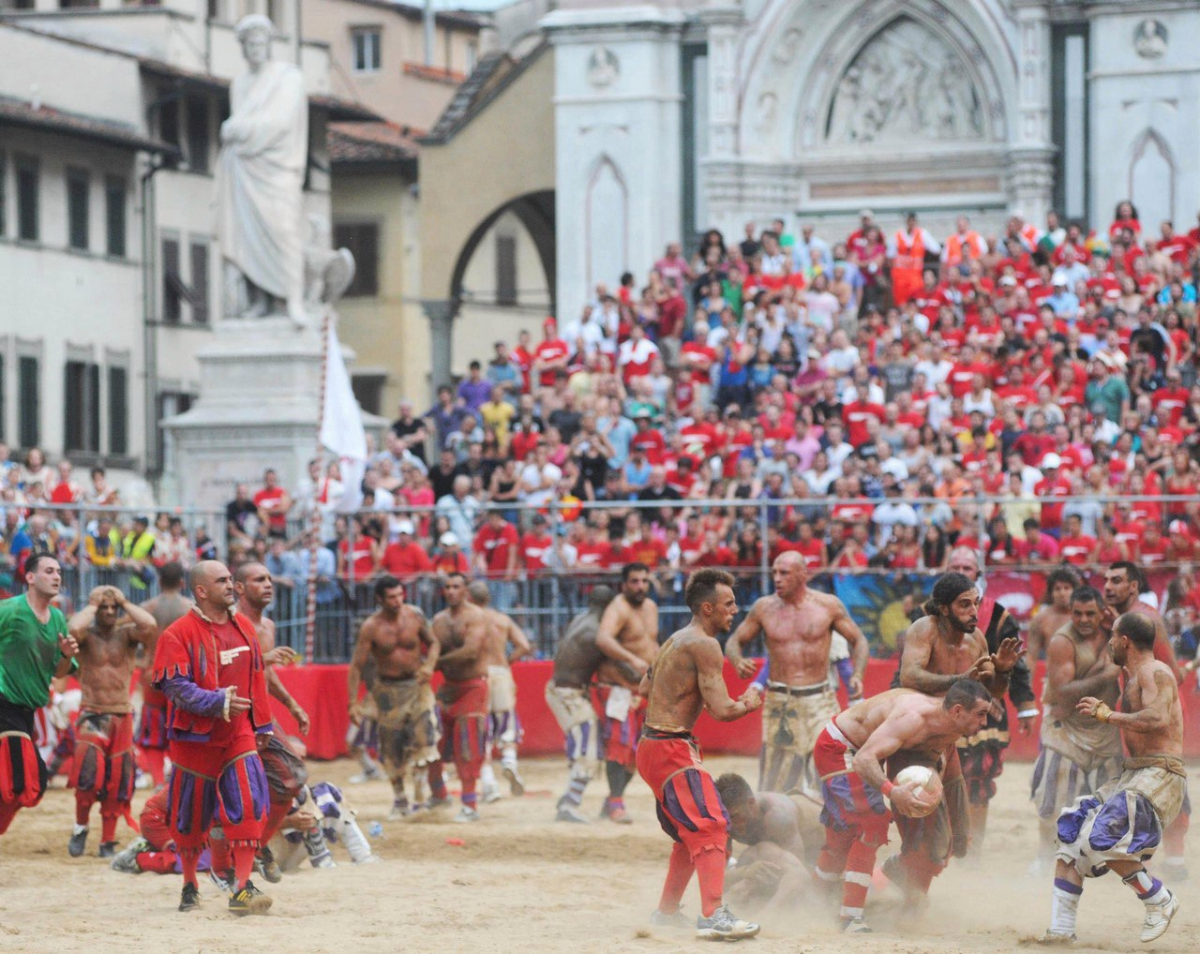Calcio Storico Fiorentino (флорентийский исторический кальчио) является, без сомнения, самым жестоким видом спорта на земле