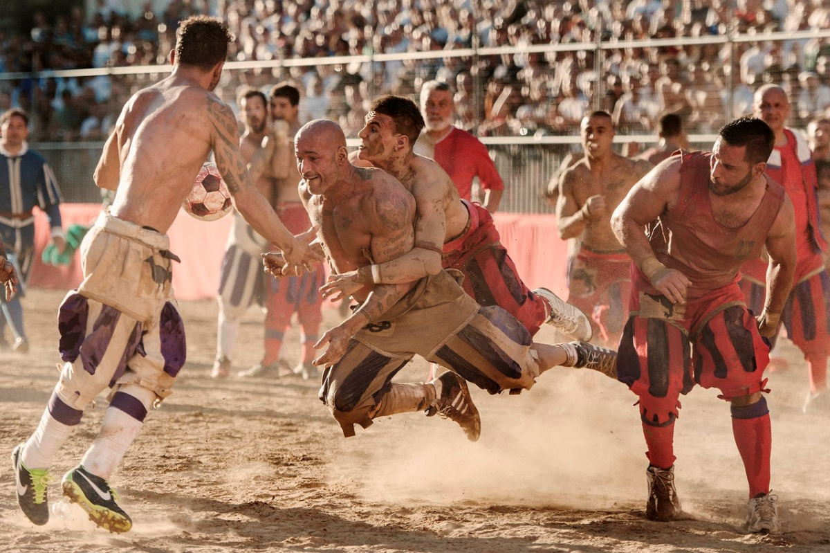 Calcio Storico Fiorentino (флорентийский исторический кальчио) является, без сомнения, самым жестоким видом спорта на земле