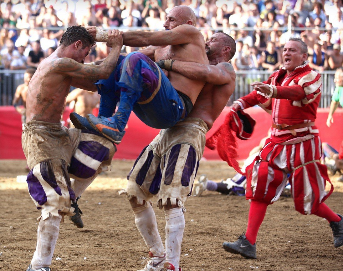 Calcio Storico Fiorentino (флорентийский исторический кальчио) является, без сомнения, самым жестоким видом спорта на земле