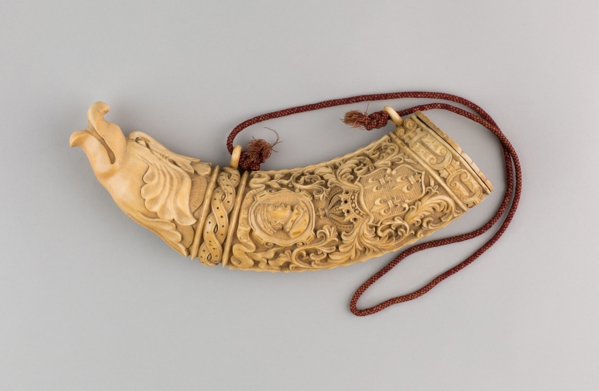 Пороховой рог из слоновой кости, длина 25,4 см, Франция, 1501–1600 гг.