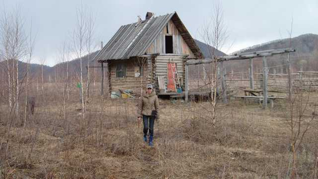 Житель Приморского края построил арамник (дом-шалаш) и делится опытом