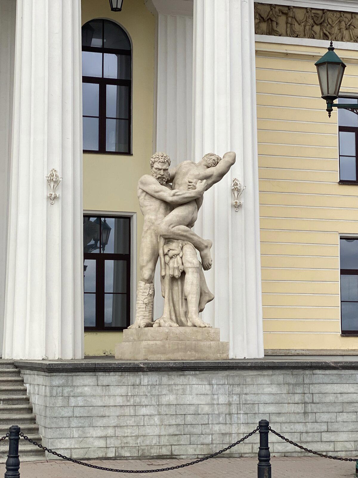 Геракл, удушающий Антея.<br>