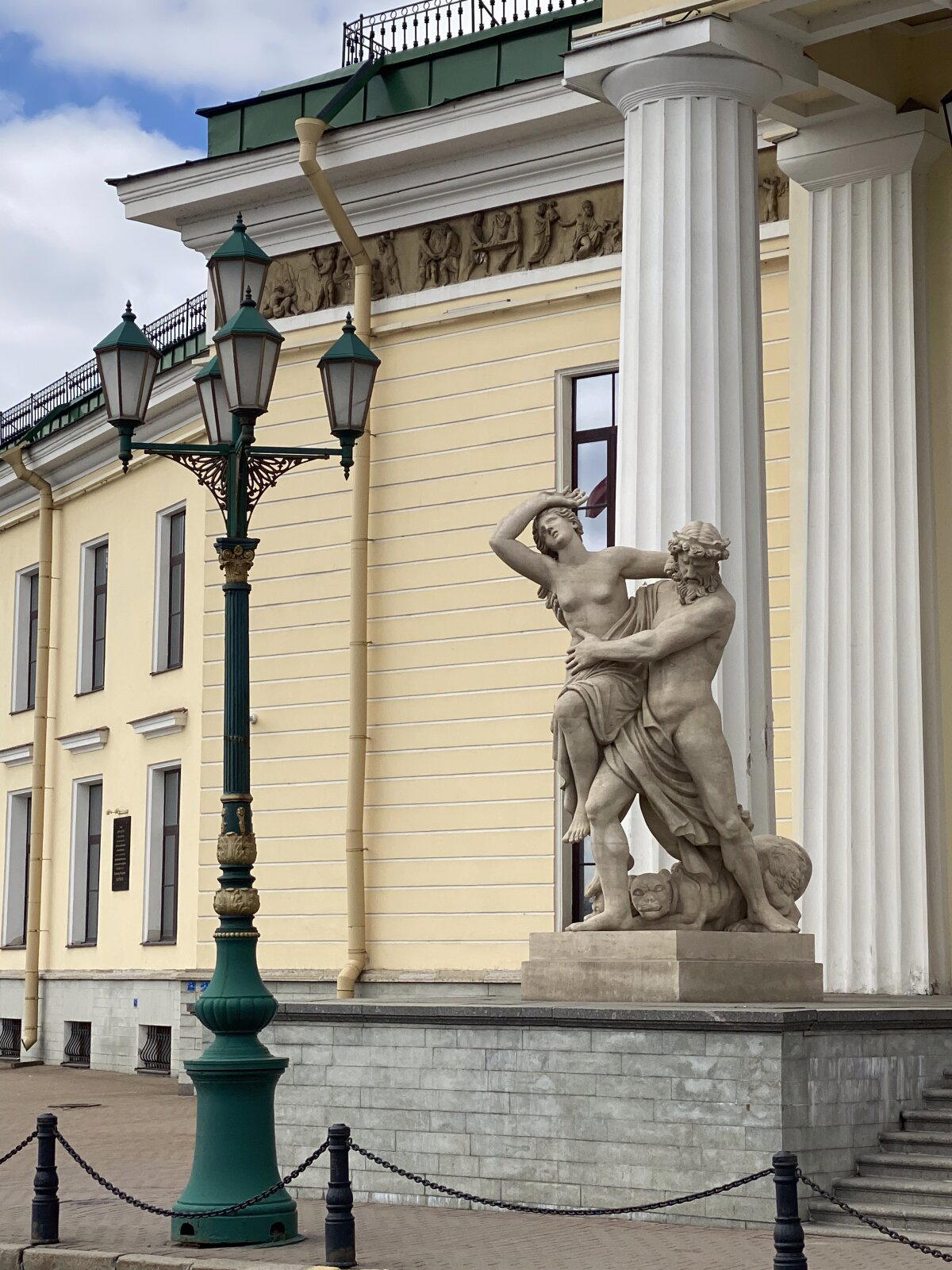 Похищение Прозерпины, дочери Зевса и богини плодородия Деметры, Плутоном, богом подземного царства. С разрешения Зевса. В ногах у них Цербер.<br>