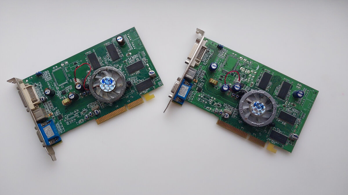 ATI Radeon 9600PRO 128 Мб и ATI Radeon 9600PRO 256 Мб. Лицевая сторона.