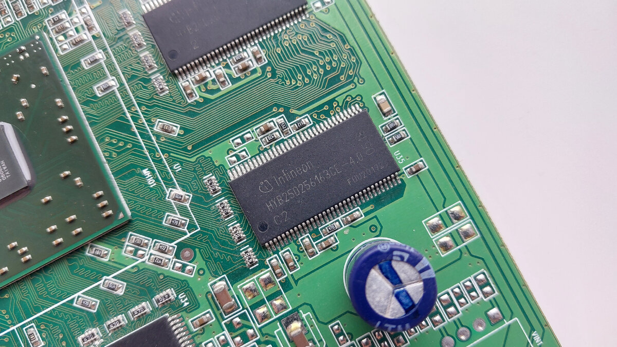Чип памяти Infineon.