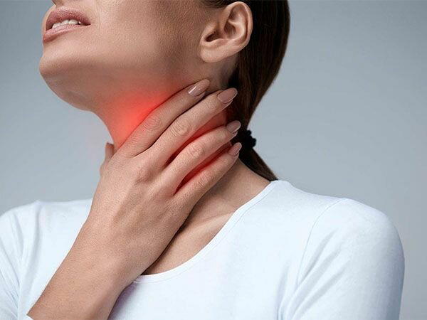 Почему полоскание соленой водой помогает вылечить больное горло?