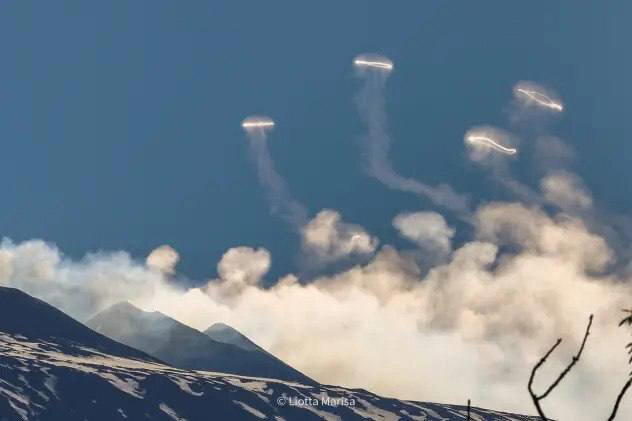 Самый высокий действующий вулкан в Европе, вулкан Этна в Италии, начал пускать паровые кольца