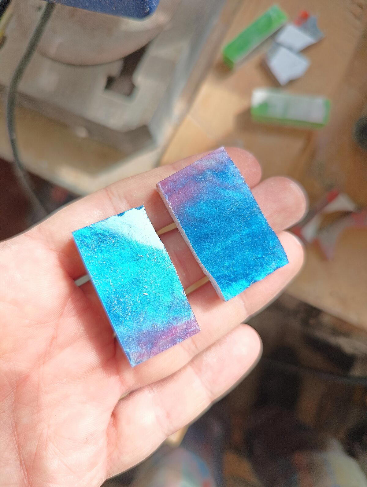 Делаем серьги из смолы