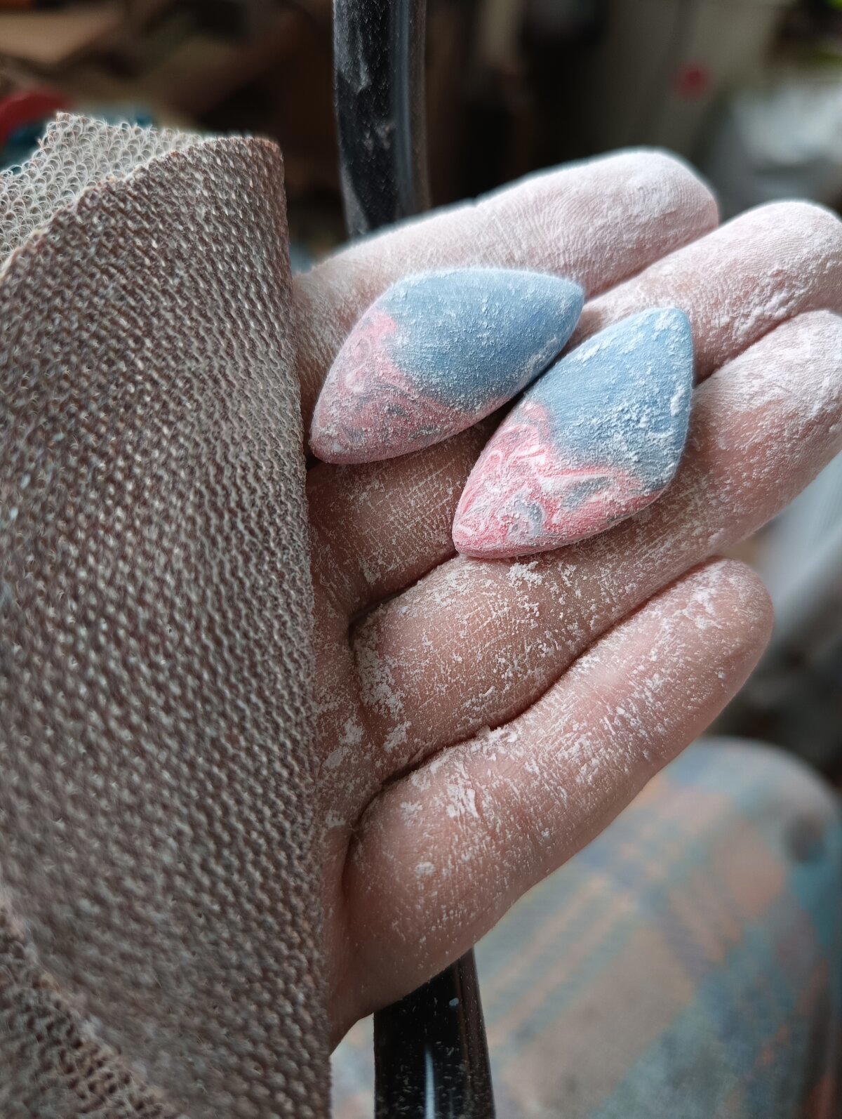 Делаем серьги из смолы