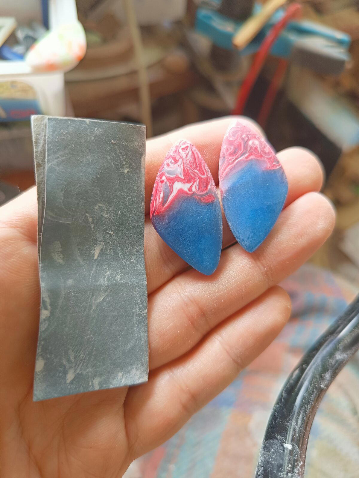 Делаем серьги из смолы