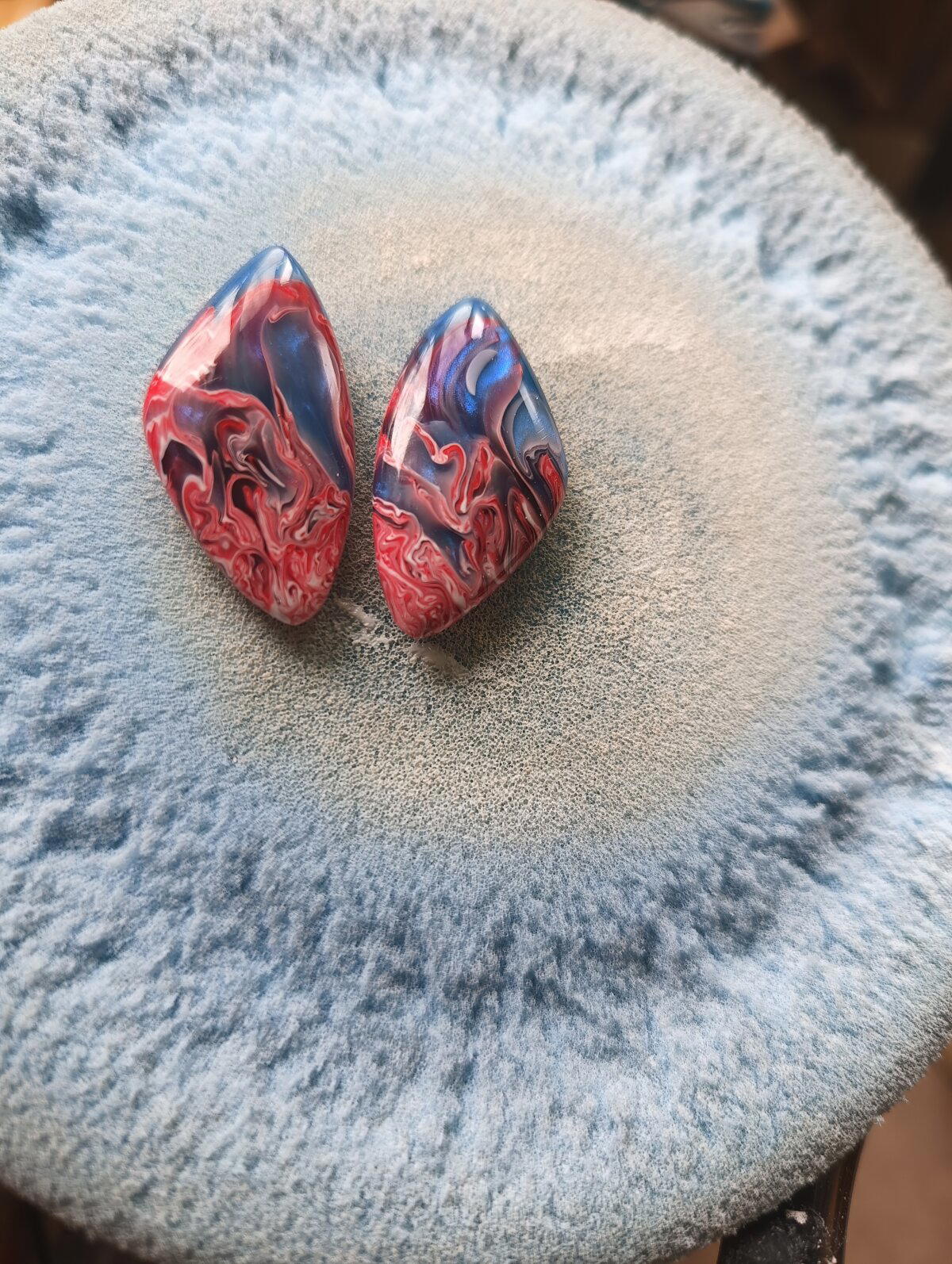 Делаем серьги из смолы