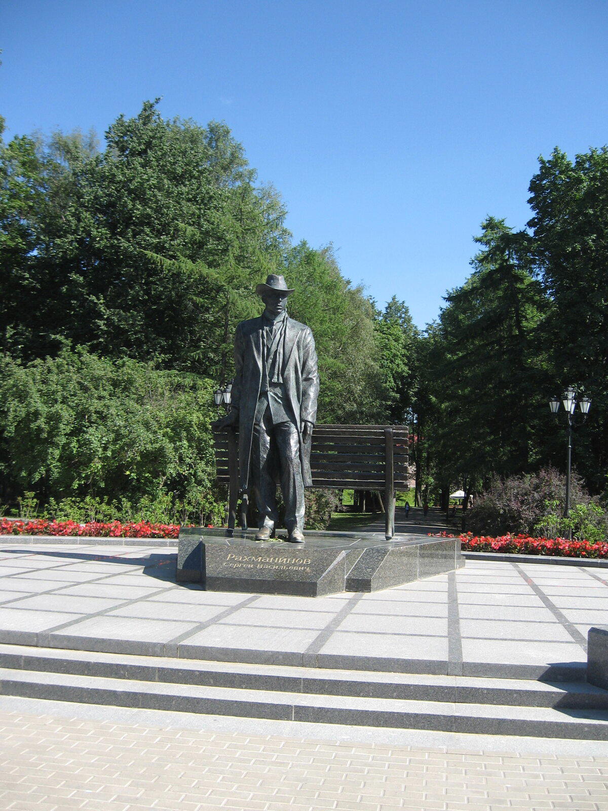 Памятник Рахманинову (3,6 метра ростом). Достаточно известному композитору. Памятник такой большой в честь размера расстояния между растопыренными пальцами его руки. Иначе я не могу объяснить как он мог такие аккорды брать... Скамейка за его спиной огромна. Высота сидения где-то мне по жопку.<br>