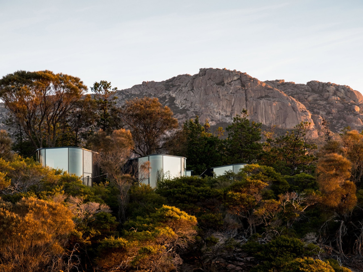 Freycinet Lodge Pavilions - волнообразные домики на скальном берегу Тасмании, Австралия