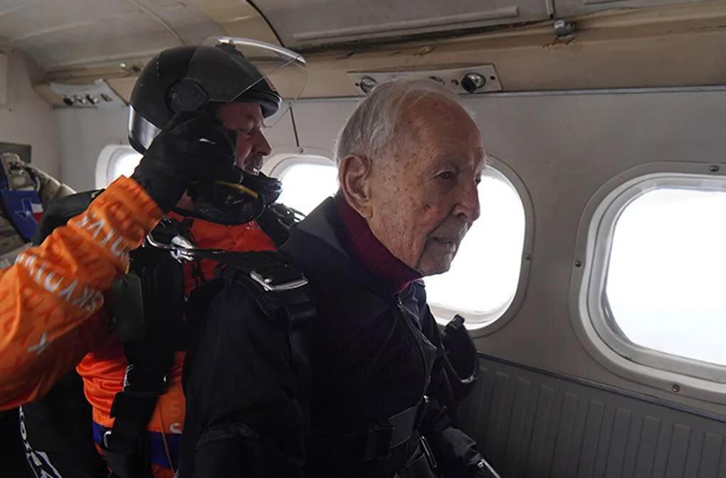 Мировой рекорд Гиннеса как самый взрослый парашютист в мире в 106 лет