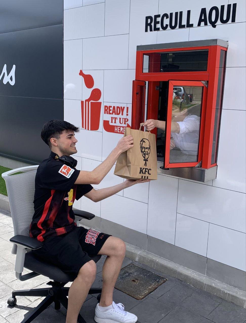Испанский KFC продолжает свою акцию с бесплатной едой всем, кто приедет на странном транспорте в заведение