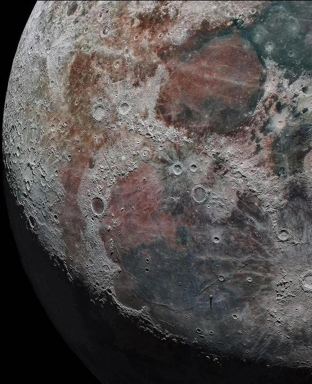 Астрофотограф Дарья Кава создала одну из самых детализированных фотографий Луны, объединив 231 000 отдельных изображений