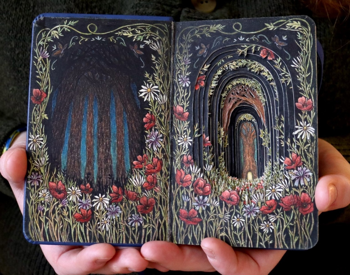 Сказочные сцены прячутся среди книг Изабель Узман
