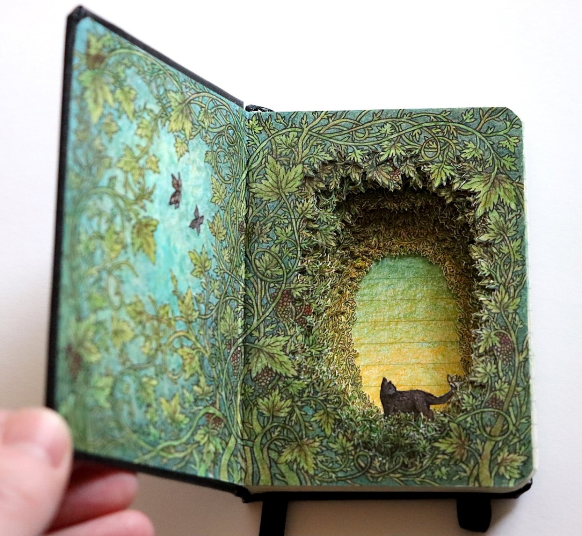 Сказочные сцены прячутся среди книг Изабель Узман
