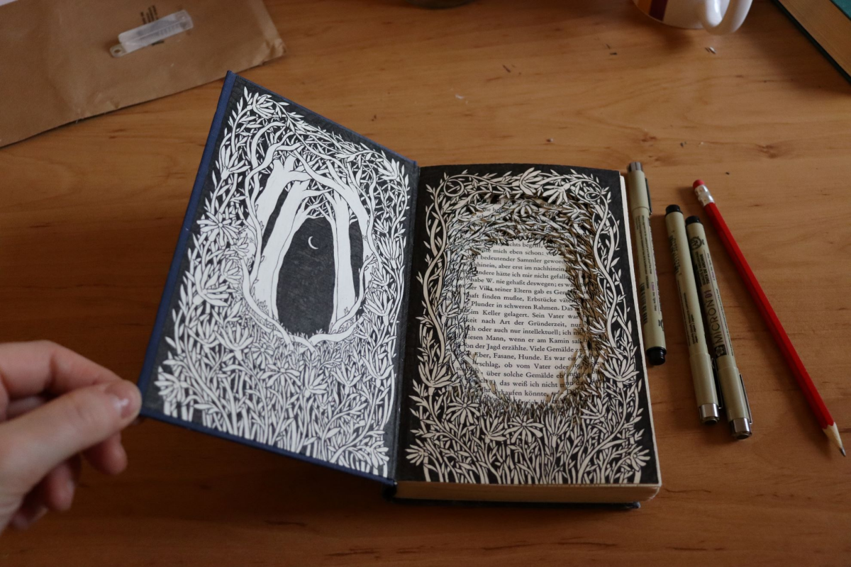 Сказочные сцены прячутся среди книг Изабель Узман