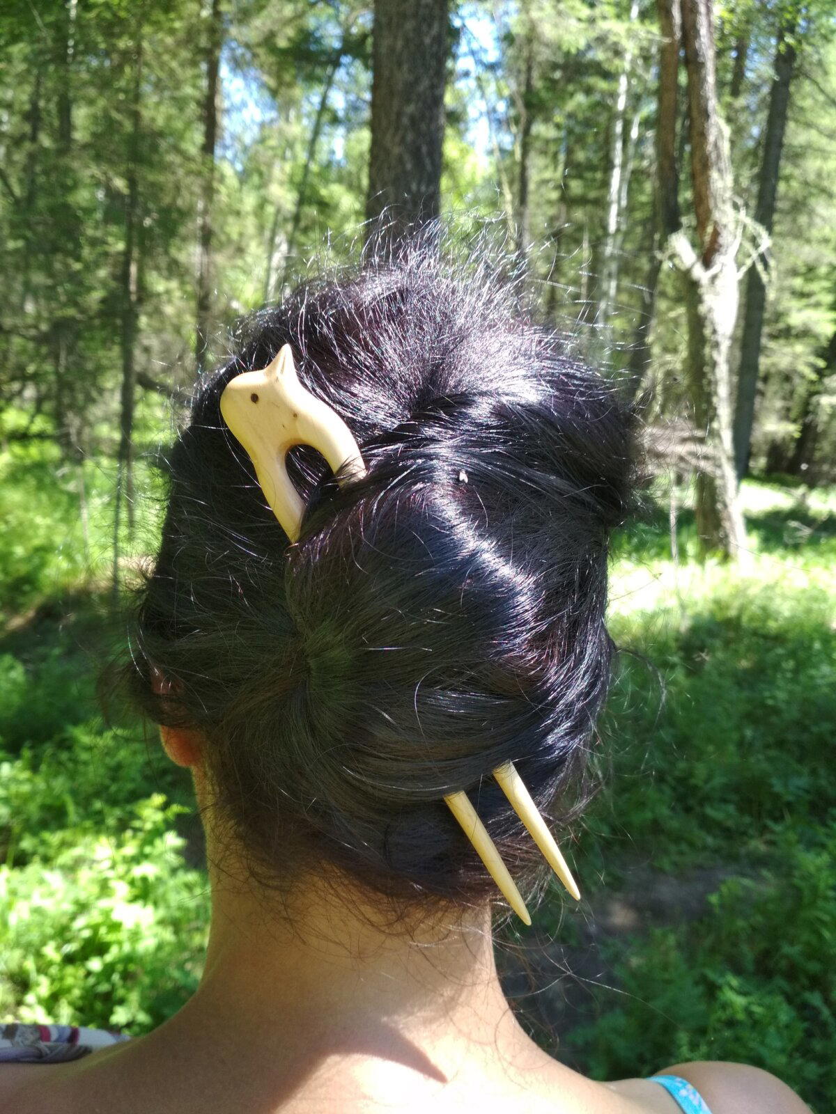 ветка старой яблони, нож, воск, руки какие есть :)<br>