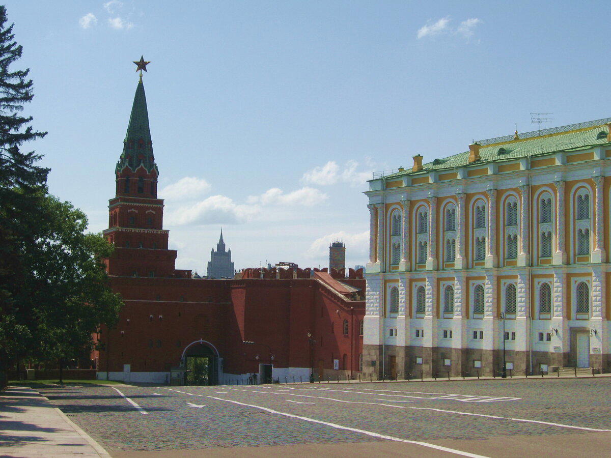 Погуляли во внутреннем дворе Кремля. Боровицкая башня и оружейная палата.