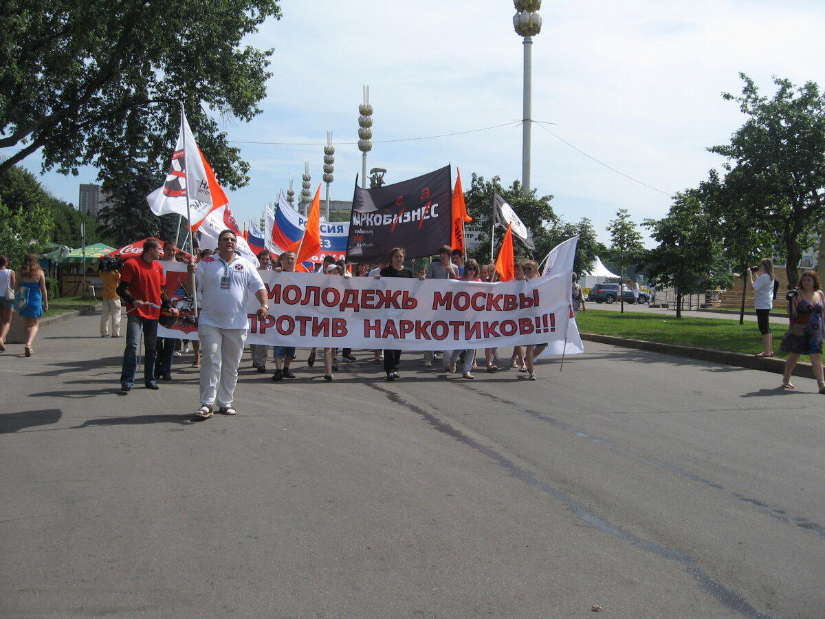 А там демонстрация. Но мы ведь не за этим пришли.<br>