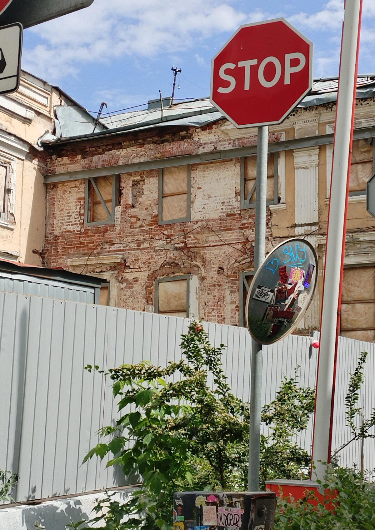 Такого в любом городе полно. Кроме Суздаля - у него юбилей в этом году, подремонтировали, надеюсь.<br>