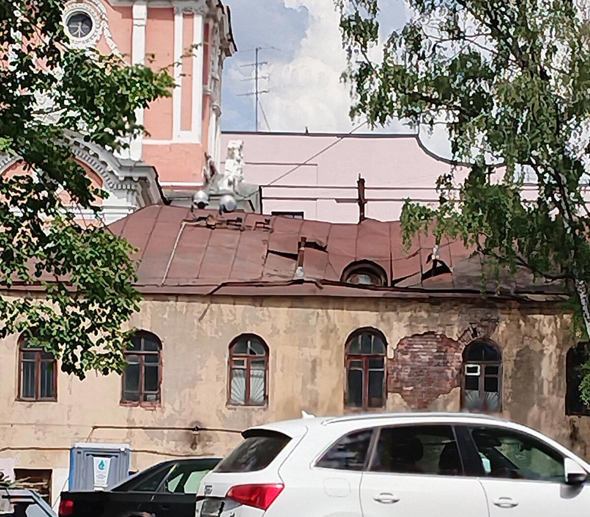 Сзади печальки с занавесками на окнах - Меньшикова башня.<br>