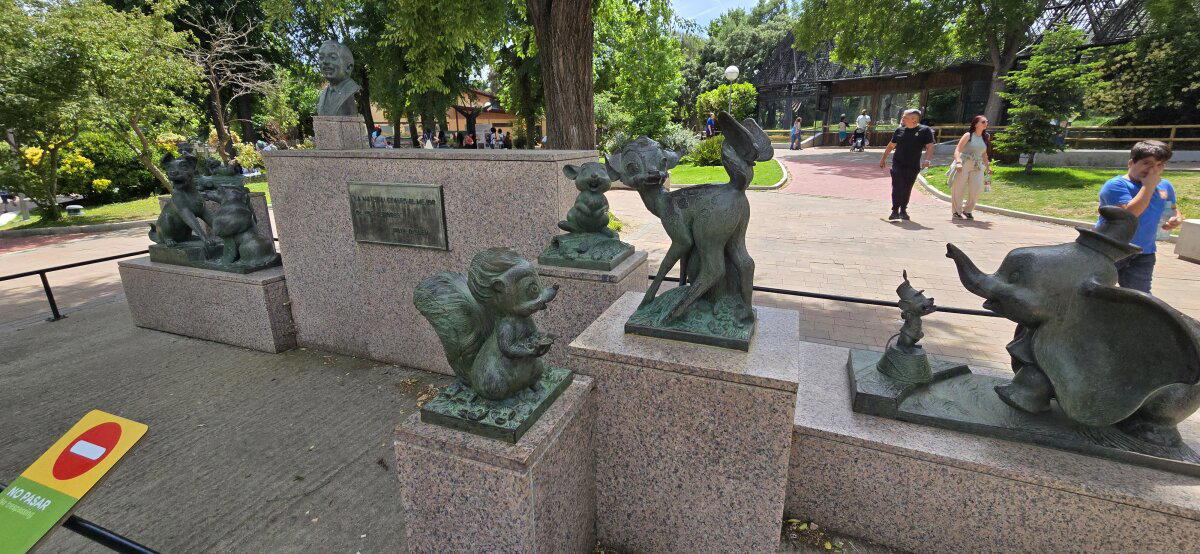 И напоследок, памятник Уолту Диснею и знаменитыми образам зверюшек, созданных его студией.