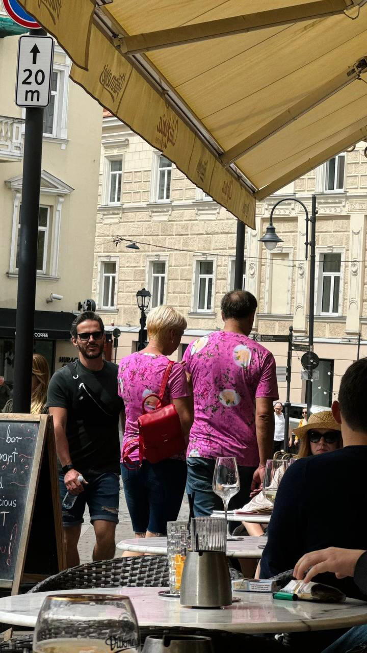 В Вильнюсе отпраздновали День Хлодника — праздник, когда все едят холодный свекольный суп и носят розовое